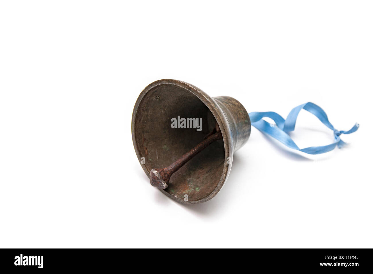 Una campana in bronzo con nastro blu in tre quarti di posizione Foto Stock