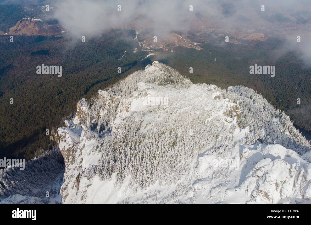 Ceahlau mountain nei Carpazi romeni. vista aerea paesaggio Foto Stock