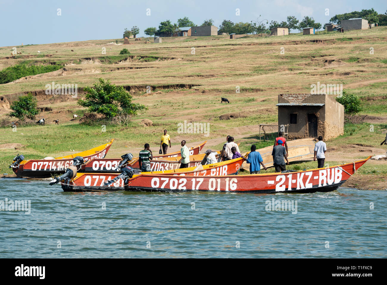 I pescatori locali con le loro barche accanto al canale Kazinga entro il Queen Elizabeth National Park, Sud ovest dell Uganda, Africa orientale Foto Stock
