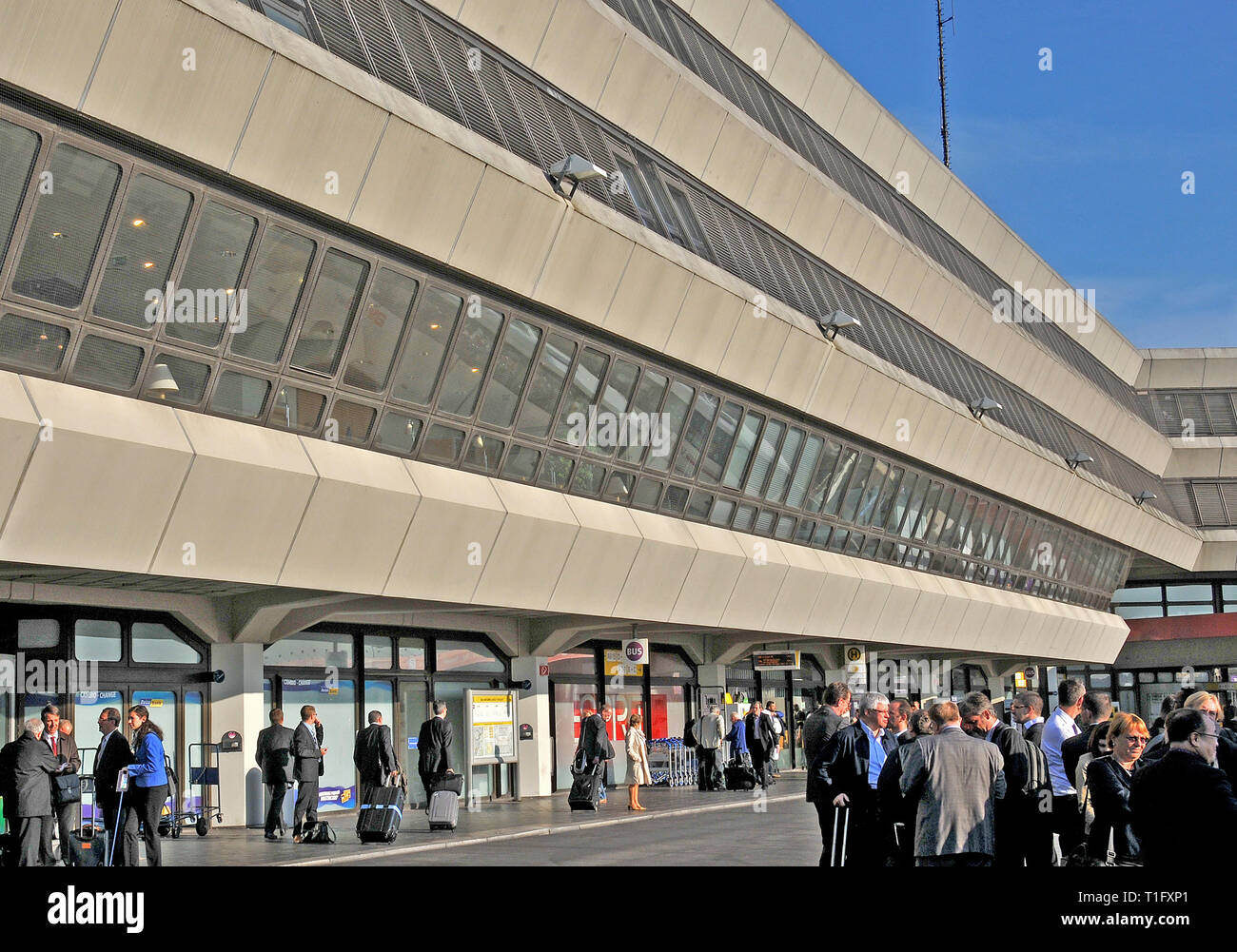 I passeggeri in attesa bus, Tegel-Berlin aeroporto, Germania Foto Stock