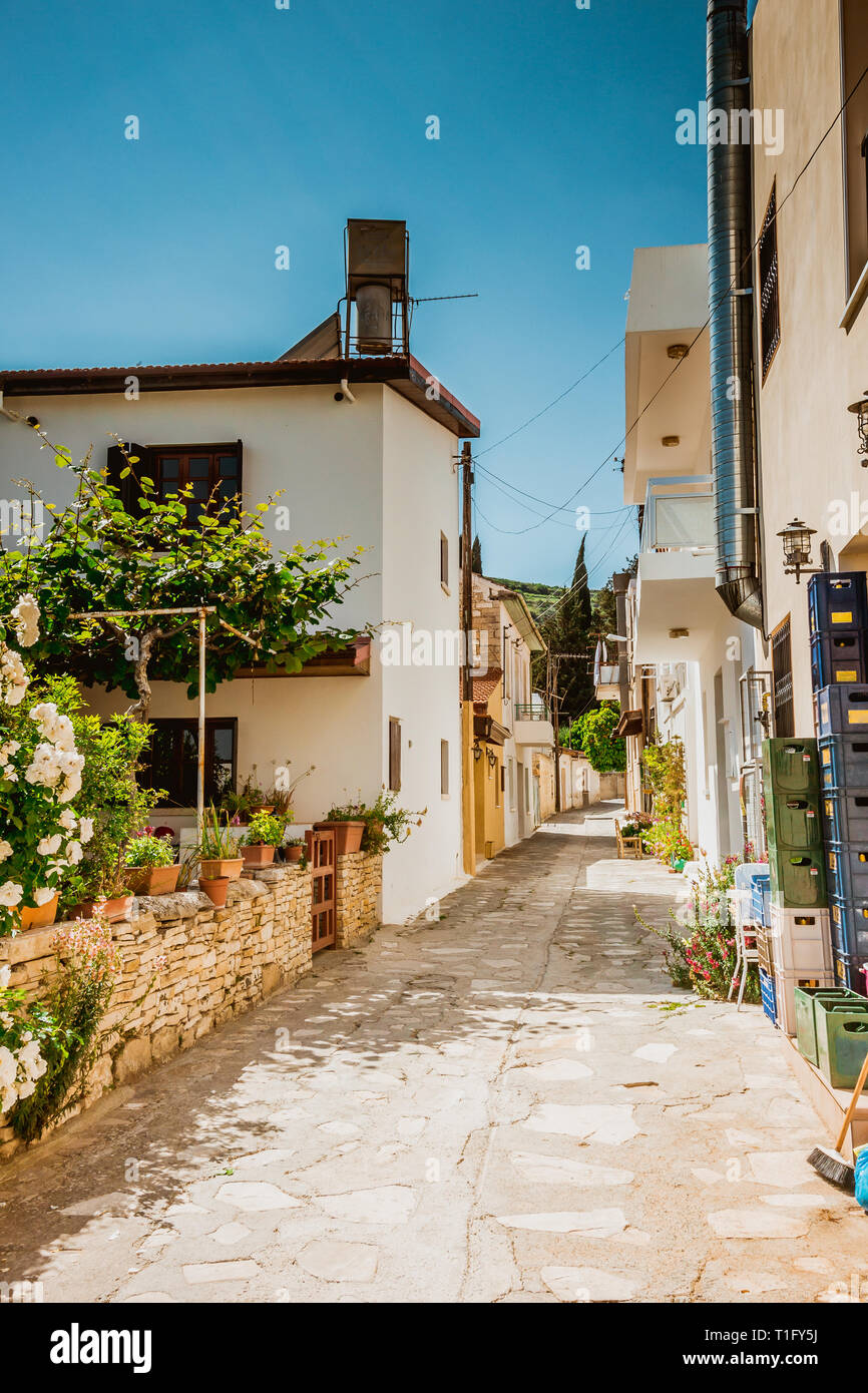 Strette strade di pietra in Kato Lefkara village. Larnaca District, a Cipro, in estate. Foto Stock