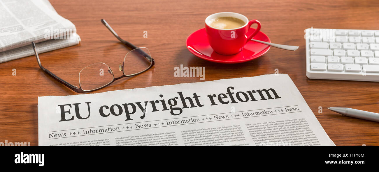 Un giornale su una scrivania in legno - UE riforma del copyright Foto Stock