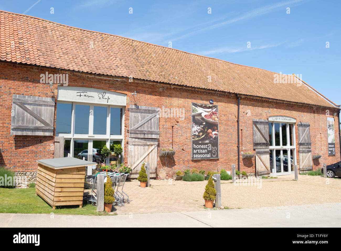 Esterno del retro del giardino farm shop e caffetteria in Letheringsett, Holt, North Norfolk, Inghilterra. Foto Stock
