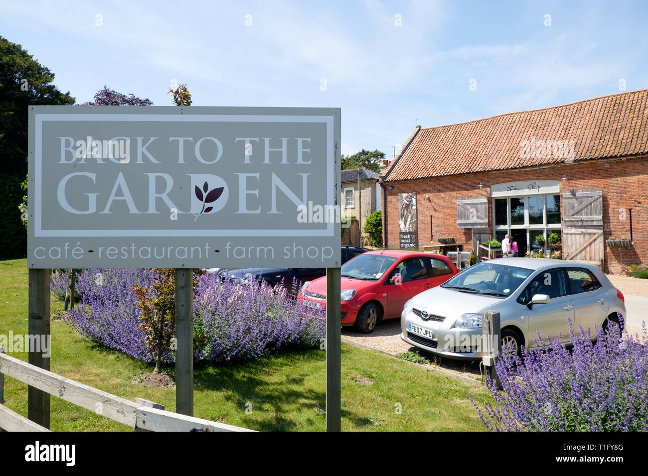 Segno, parcheggio esterno e del ritorno al giardino farm shop e caffetteria in Letheringsett, Holt, North Norfolk, Inghilterra. Foto Stock