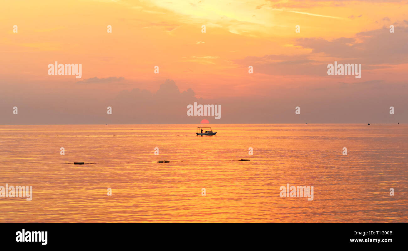 Il tramonto sopra il mare Adriatico in estate.Seascape con bellissima vista di luccicante mare calmo di sera. Foto Stock