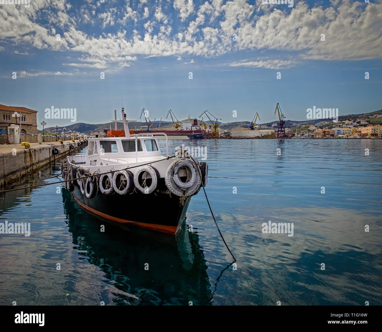 Pilota greco barca ormeggiata nel porto di Ermoupolis. Immagine di stock Foto Stock