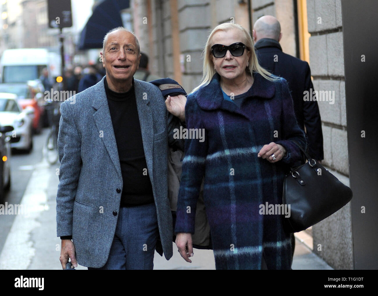 Pippo Franco passeggiate lungo Via Montenapoleone con sua ...