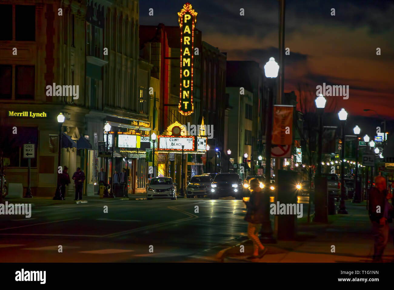 Bristol, Virginia/Tennessee,USA - Marzo 20,2019: strada notte scena su State Street nel centro di Bristol, Virginia/Tennessee. Foto Stock