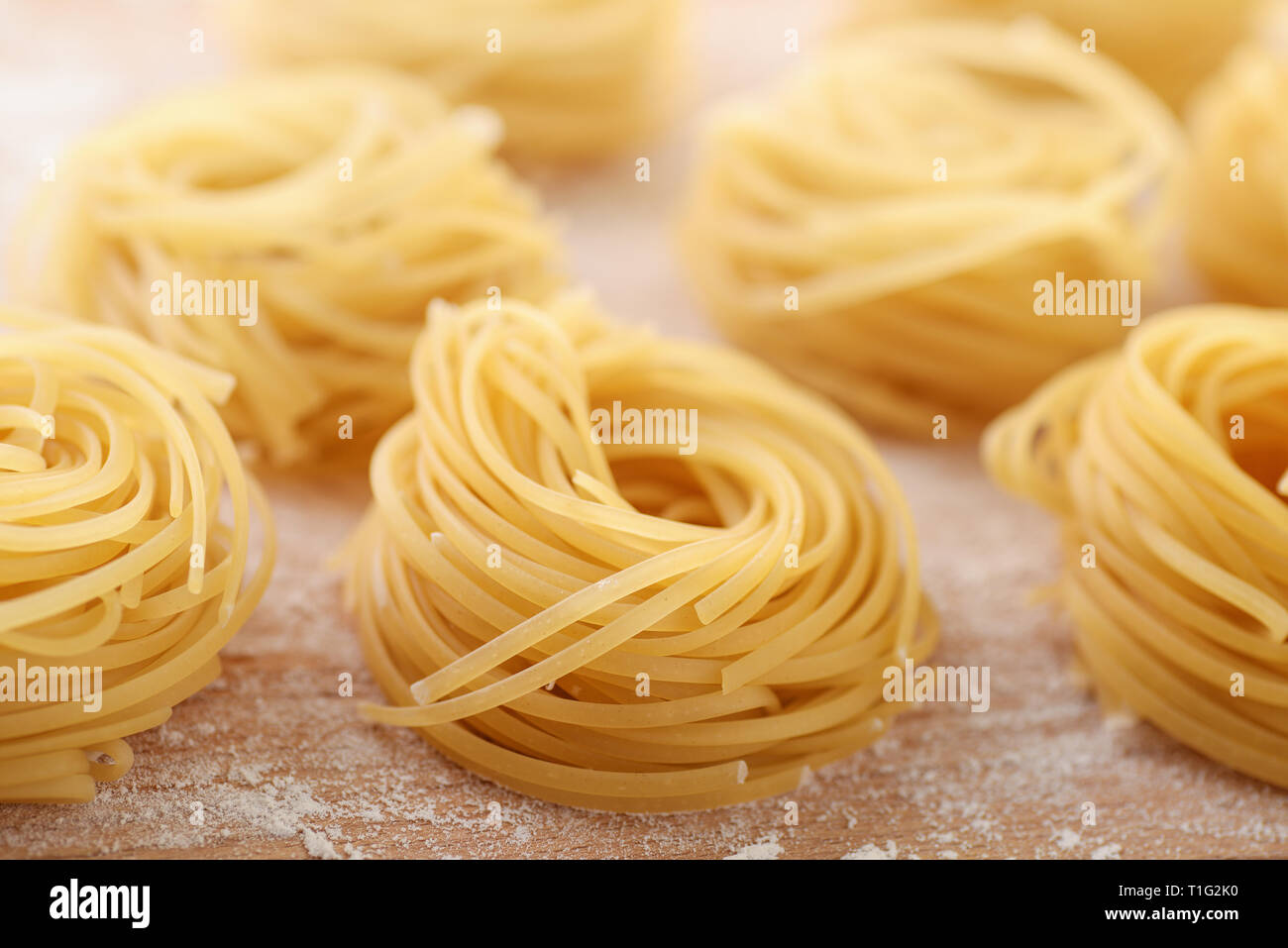 Close up non cotti italian pasta all' Uovo nidi Foto Stock