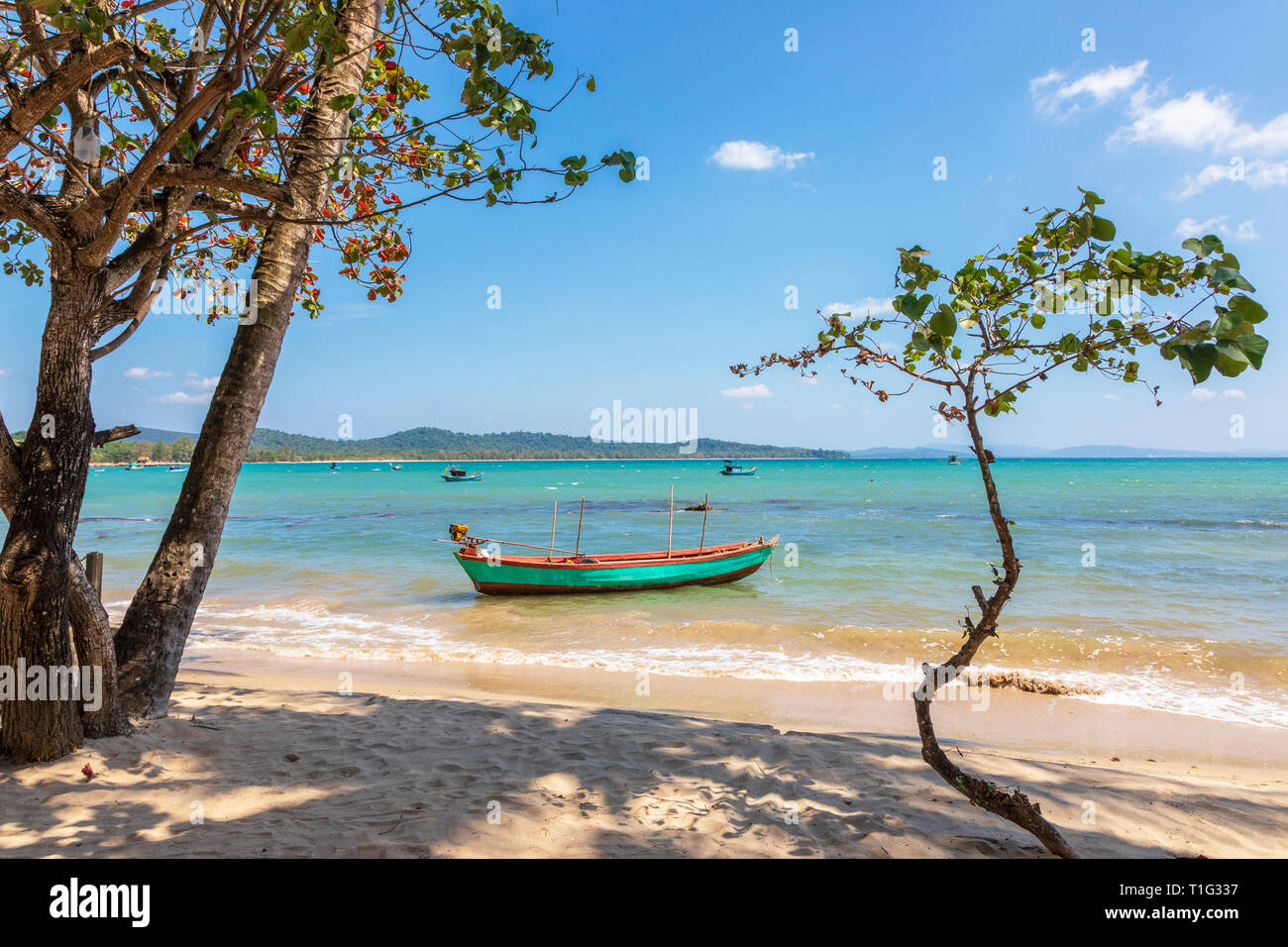 Barca da pesca ormeggiate offshore a Bai Vung divieto di spiaggia pubblica nel Golfo di Thailandia, Phu Quoc island, Thailandia, Asia Foto Stock