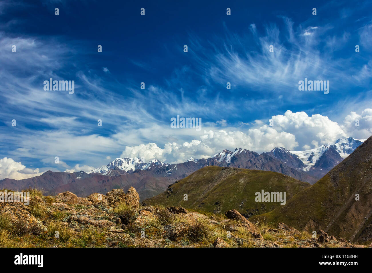 Maestose vette montane con ghiacciai, Autunno in montagna. Il Kazakistan Foto Stock