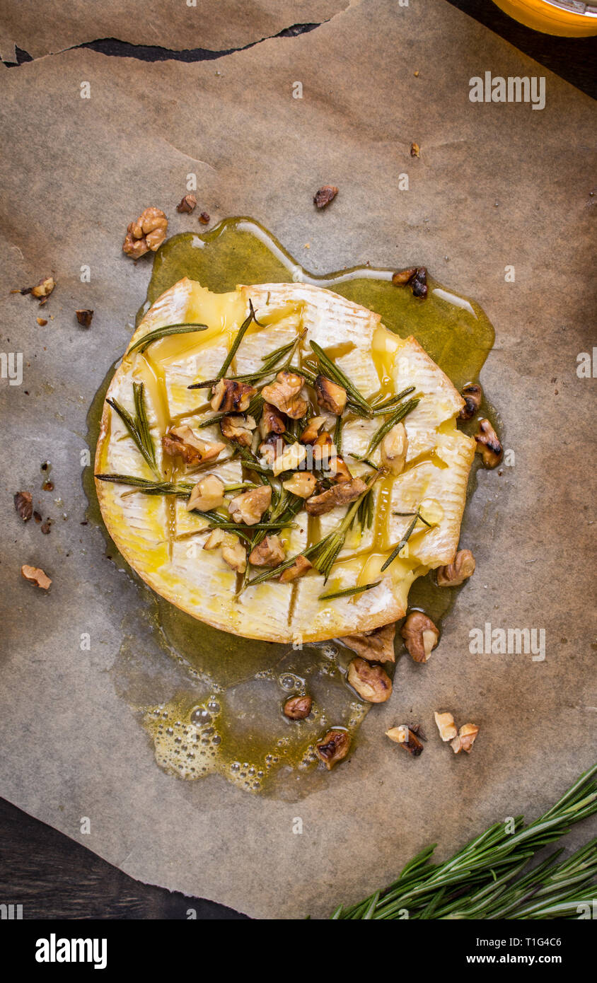 Deliziosi camembert al forno con miele, noci, erbe e pere Foto stock - Alamy