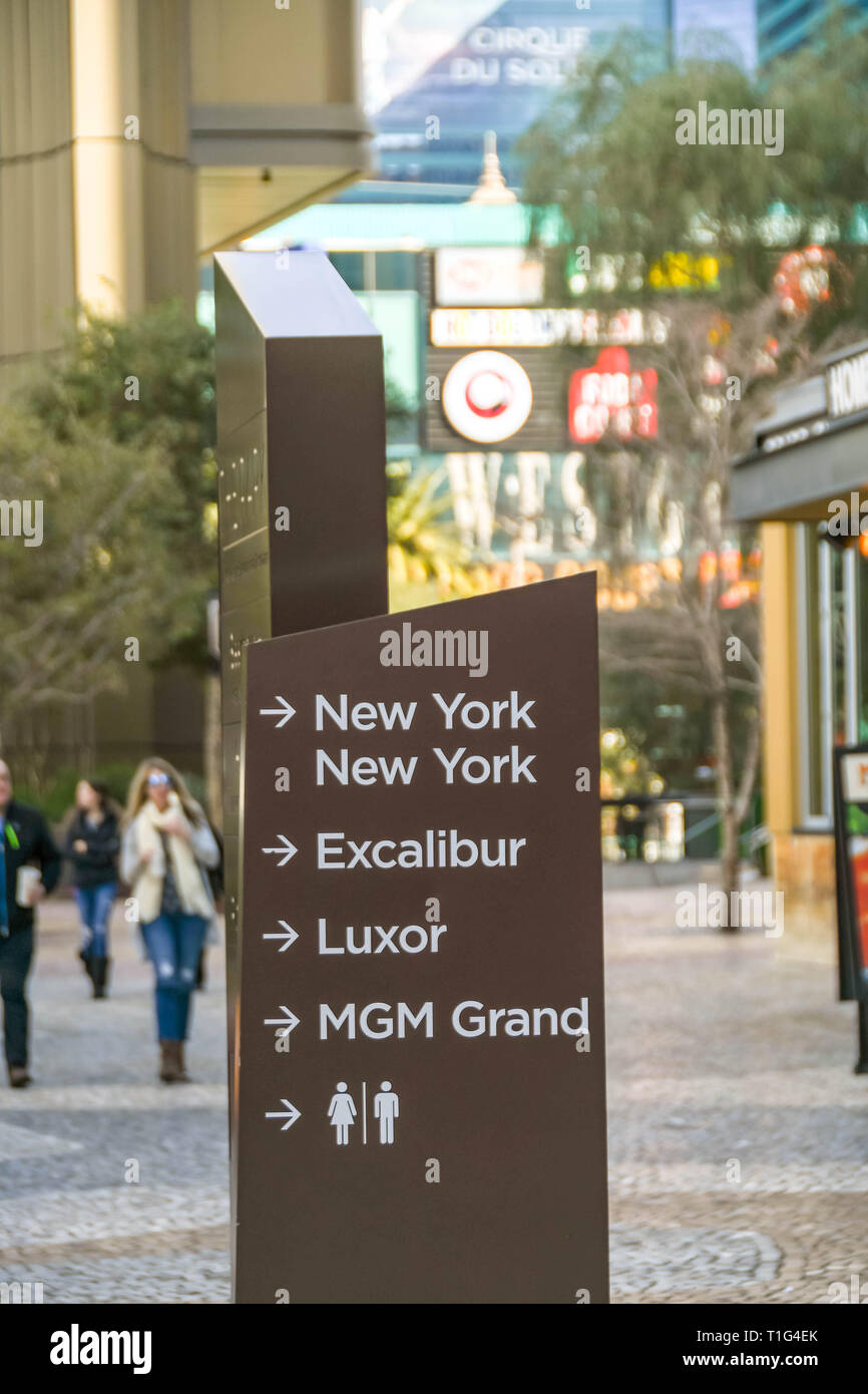 LAS VEGAS, NV, Stati Uniti d'America - Febbraio 2019: segno su un lato a piedi sul Las Vegas Strip che mostra la direzione di vari alberghi e bagni pubblici, Foto Stock