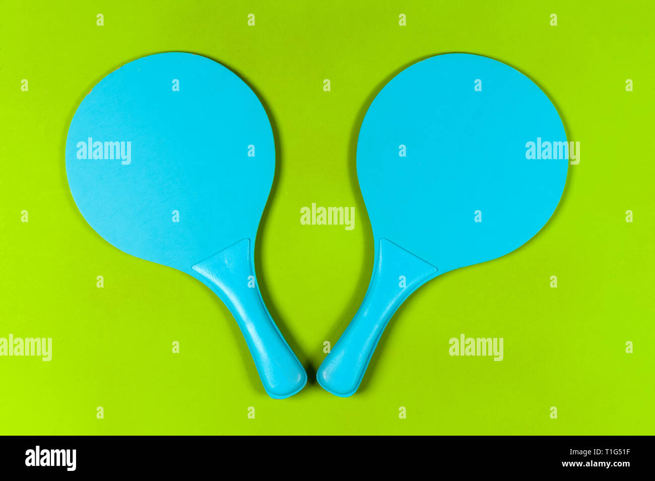 Tabella blu racchetta da tennis su sfondo verde Foto Stock