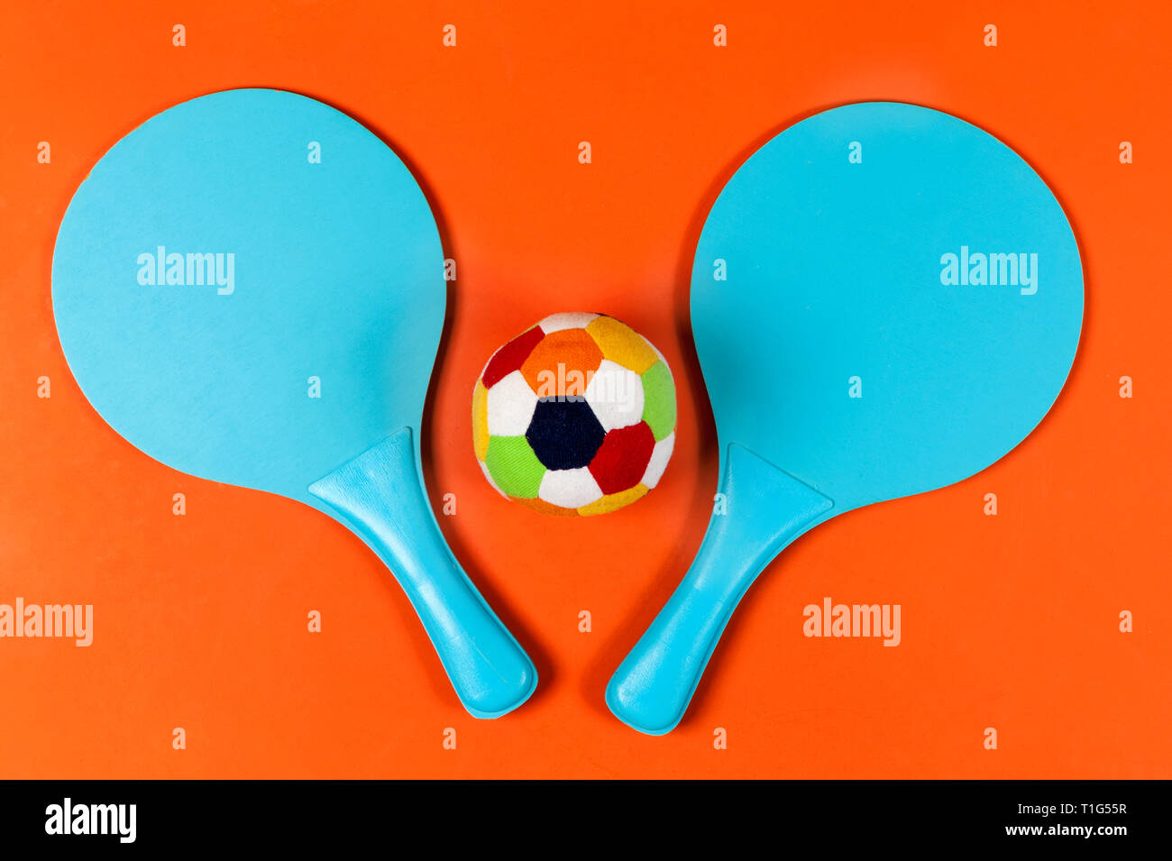 Tabella blu racchetta da tennis su sfondo arancione Foto Stock
