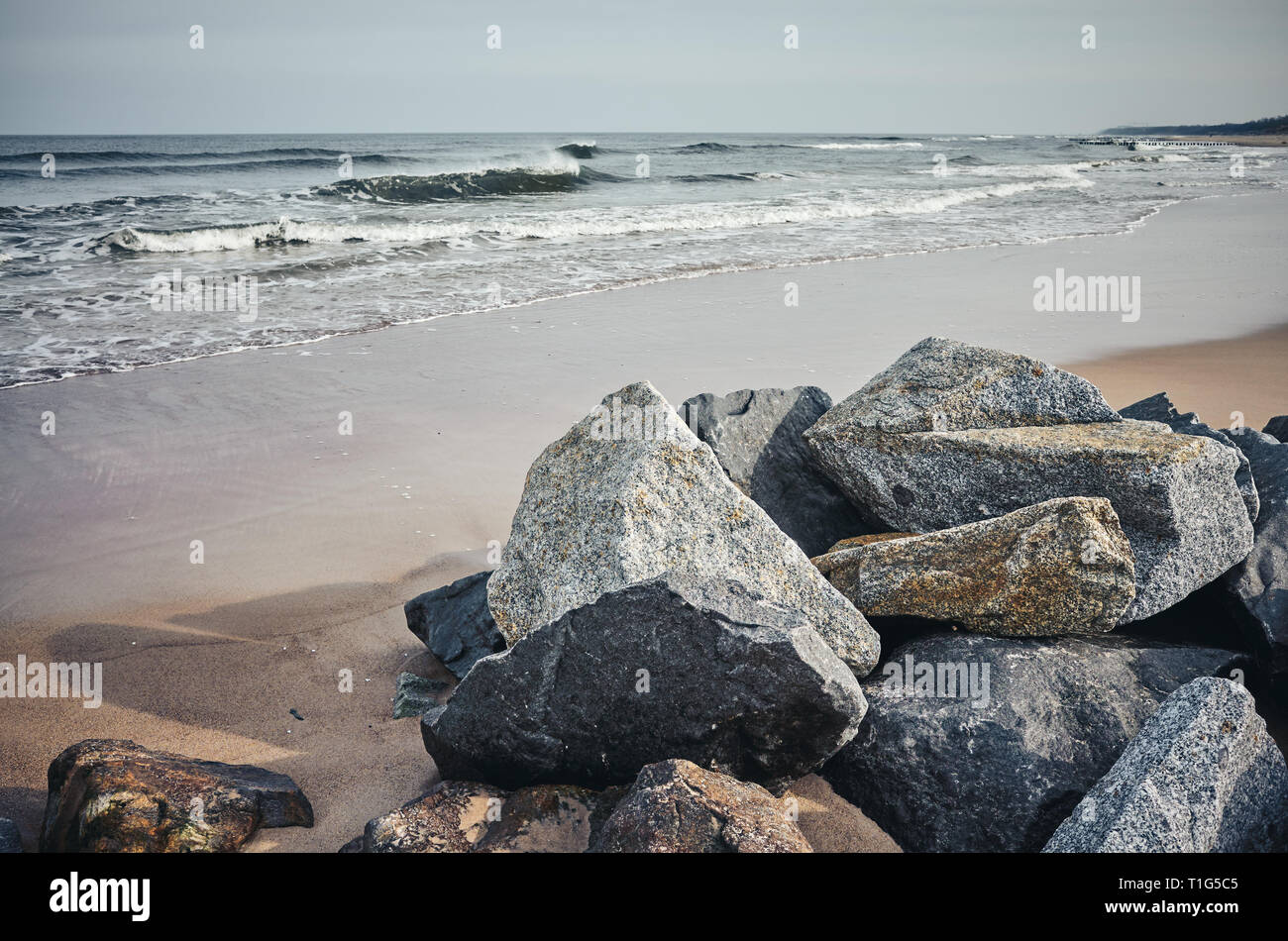 Boulder pietre su una spiaggia, tonificazione del colore applicato. Foto Stock