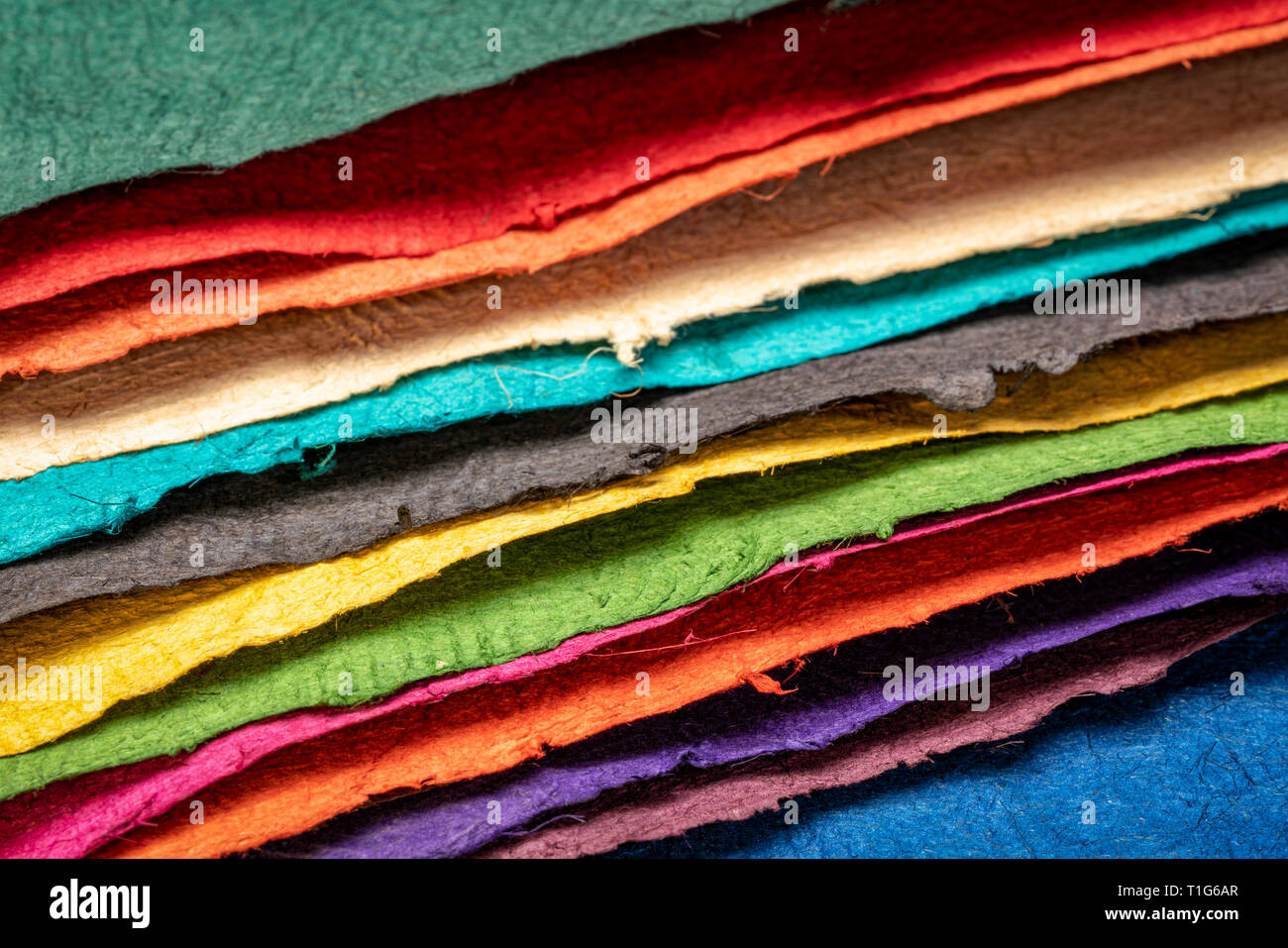 Fogli di textured colorate su carta a mano creati da impianto di Sansevieria pasta di fibre Foto Stock