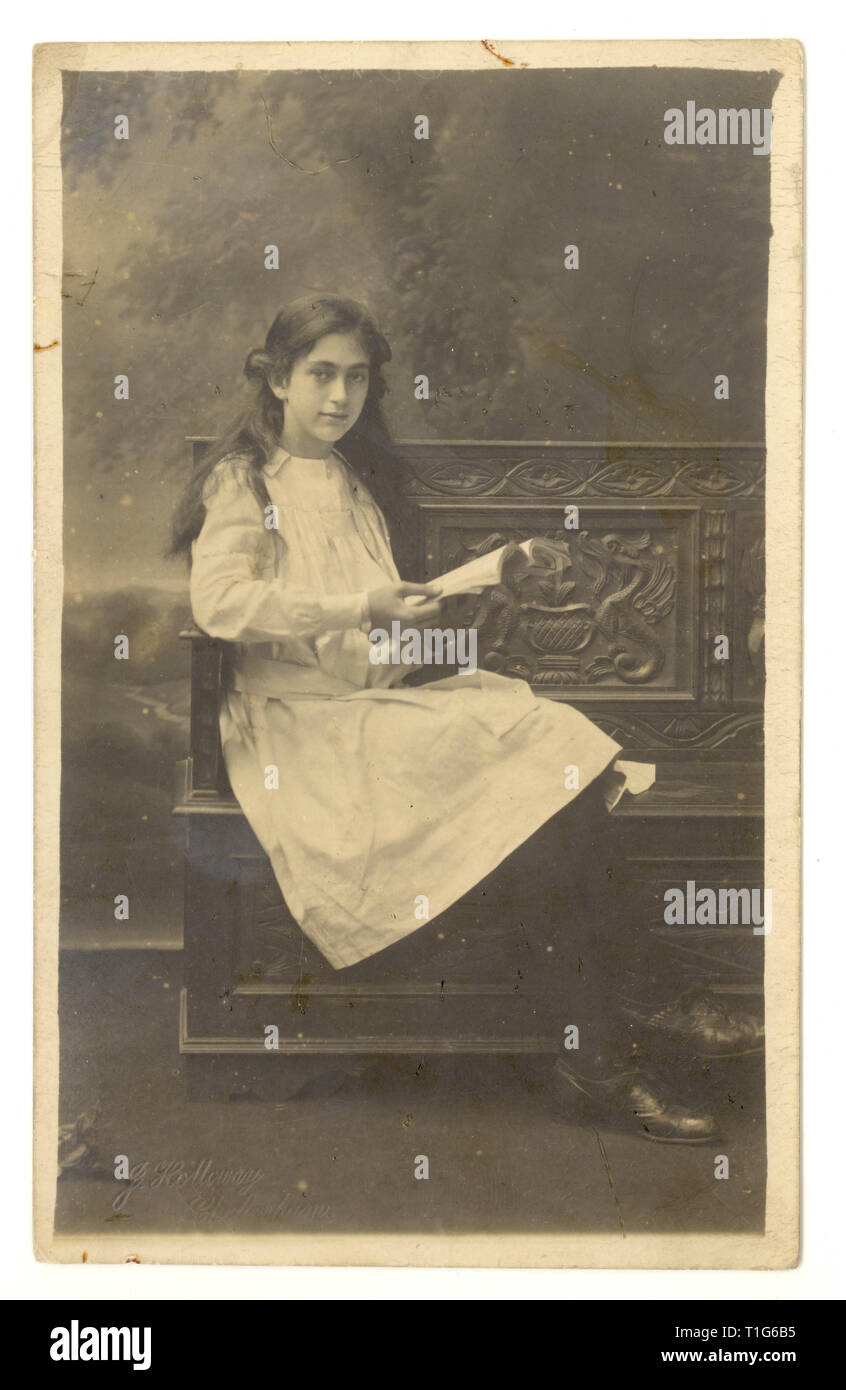 Edwardian studo Ritratto di ragazza giovane e carina, adolescenza, da monolocali di J. Holloway, 32 Cambray posto, Cheltenham, Gloucester, Regno Unito circa 1910-1914 Foto Stock