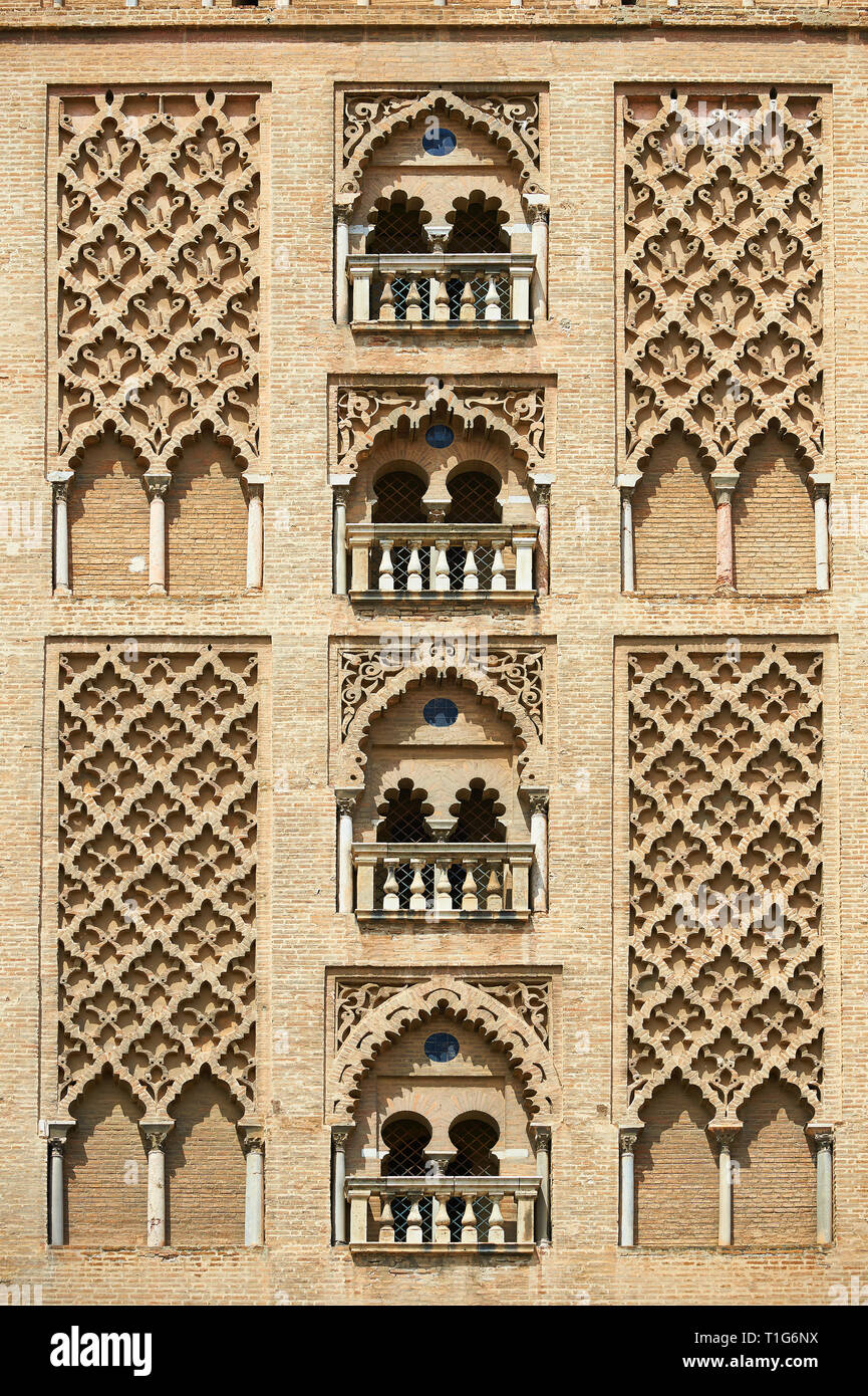 Moresco dettaglio sulla vecchia moschea torre, ora il campanile della cattedrale di Siviglia, Spagna Foto Stock