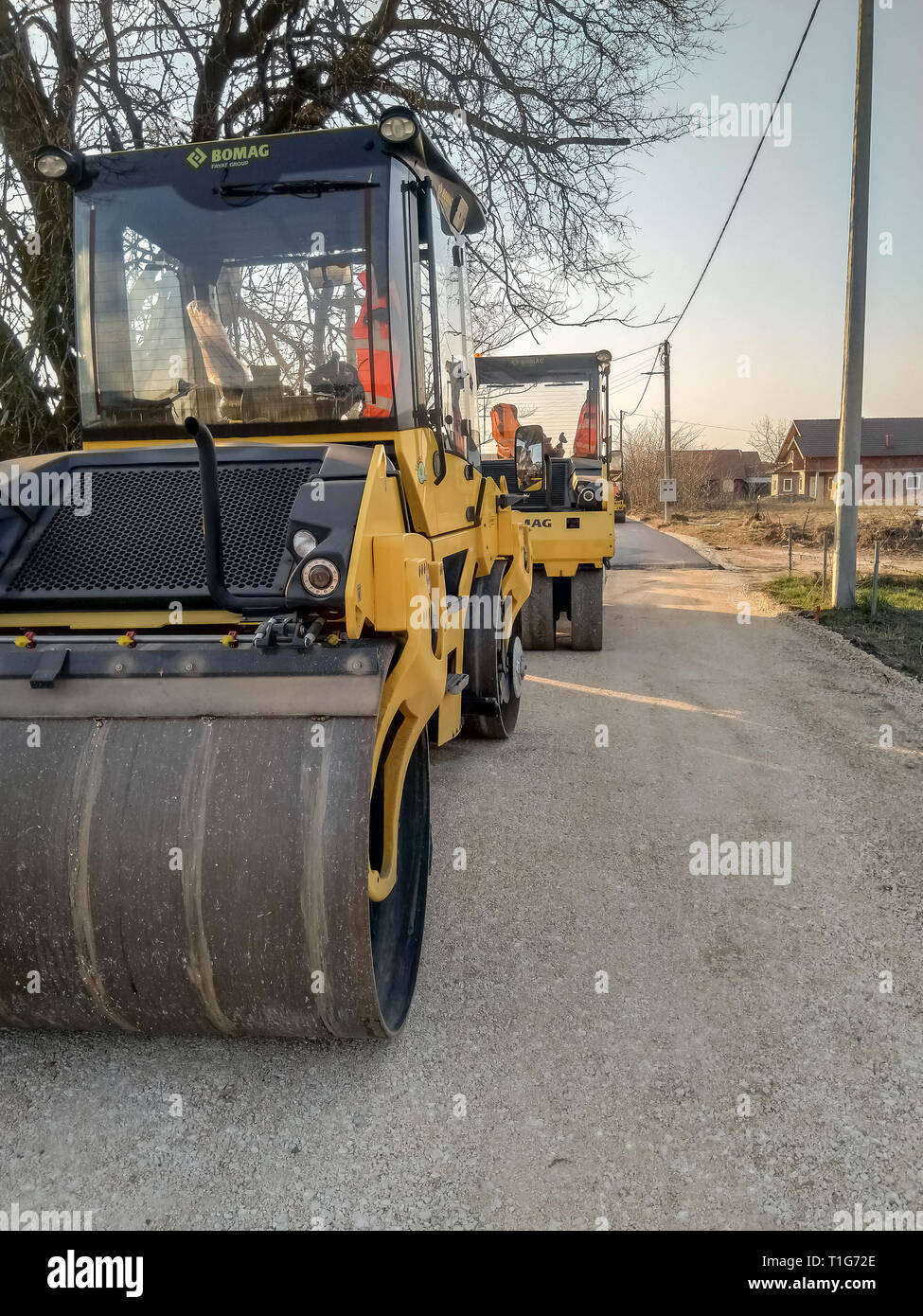 Kladovo, Serbia - Marzo 25, 2019: di asfaltatura della strada in città vedere rulli che sono pronti a rotolare in asfalto, Kladovo Serbia Foto Stock