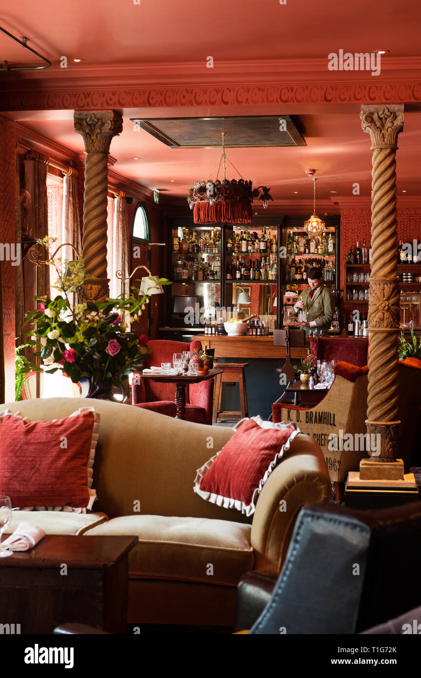 "Barista nel cocktail lounge di The Zetter Townhouse a Londra, Inghilterra Foto Stock