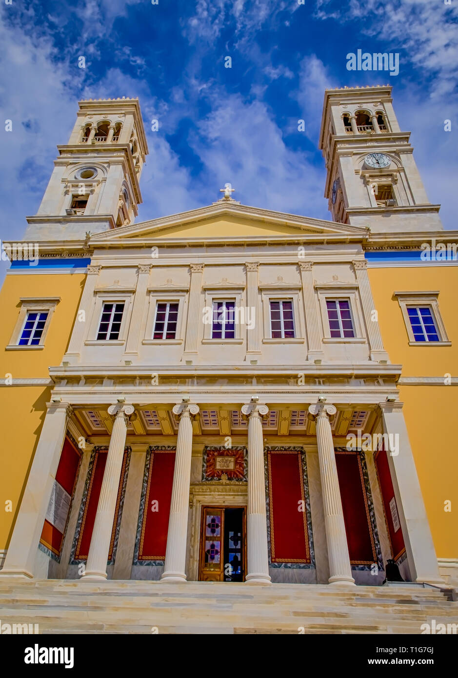 Ermoupolis: 26 marzo . Vista anteriore del la Chiesa di San Nicola in Ermoupolis. Marzo 25th, 2019. Ermoupolis Siros, Grecia. Foto Stock