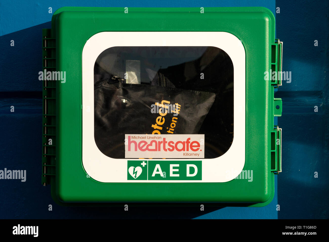 Scatola verde per defibrillatore di emergenza AED nelle strade di Killarney, contea di Kerry, Irlanda Foto Stock