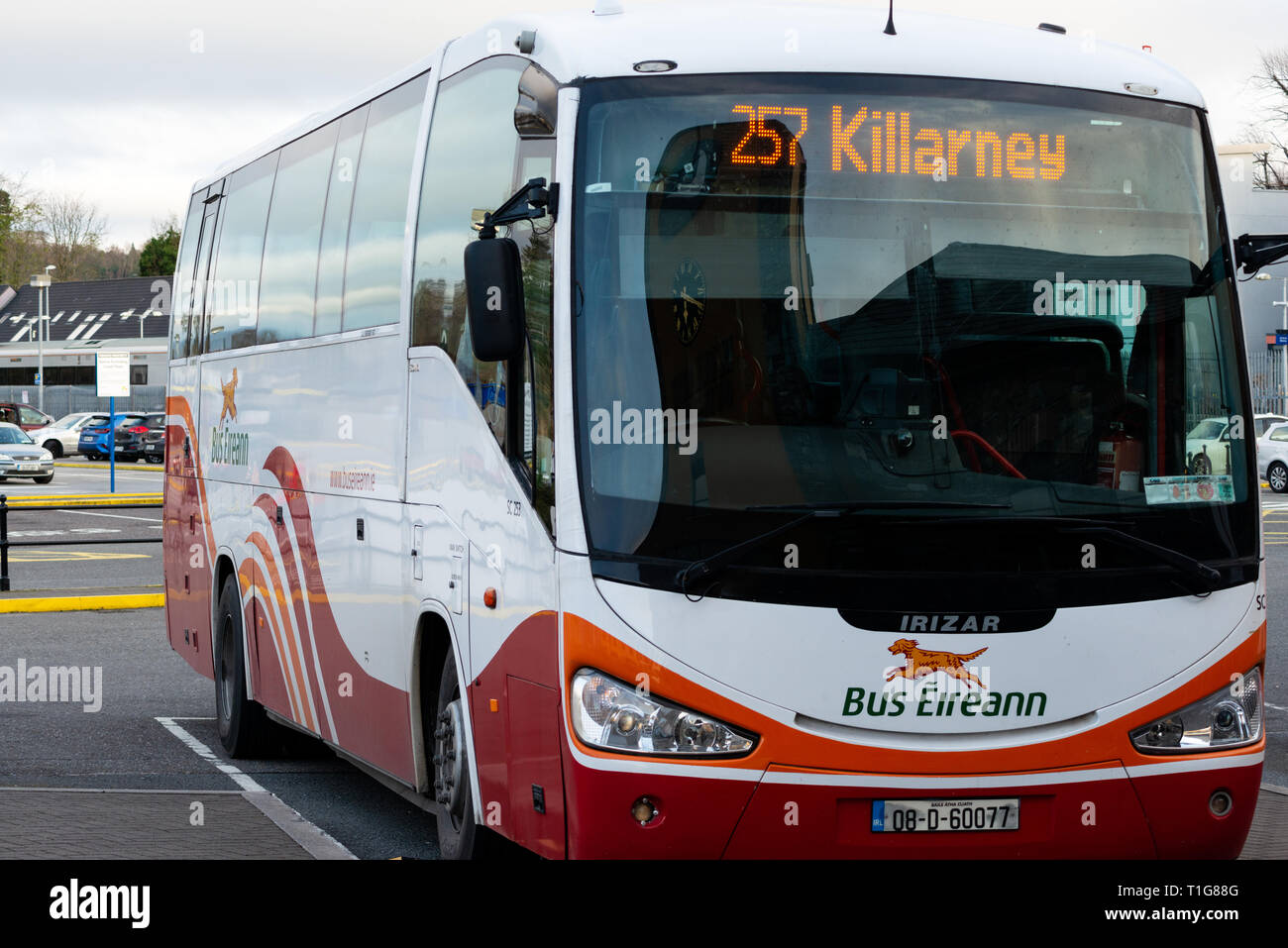 Trasporto per l'Irlanda. Parcheggiato il Bus Eireann pulmann al Killarney stazione degli autobus con '257 Killarney' service visualizzata sul DOT MATRIX Foto Stock