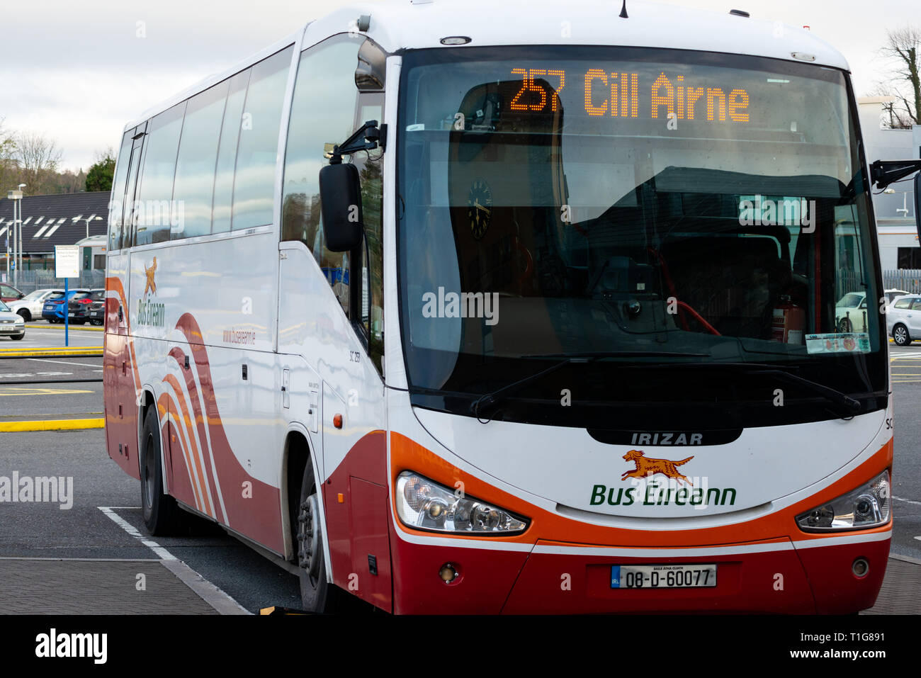 Trasporto per l'Irlanda. Parcheggiato il Bus Eireann pulmann al Killarney stazione degli autobus con '257 Killarney' service scritto in irlandese visualizzata sul DOT MATRIX Foto Stock