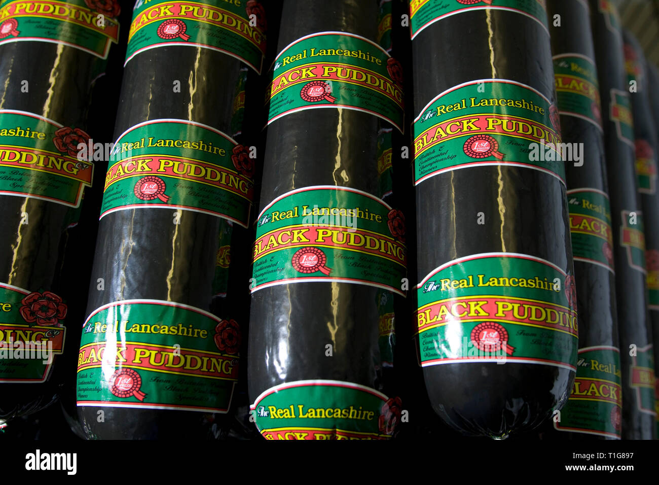 Appena fatta seppellire tradizionale budino nero conservate a R. S. Irlanda nei locali dell a Haslingden, Lancashire, Inghilterra, che la società sta prendendo il Concour du Meilleur Boudin Noir, l'Europa il più prestigioso festival che celebra il budino nero che avviene da 14-16 marzo 2008 in Normandia, Francia. R. S. in Irlanda è stata fondata 50 anni fa e impiega circa 15 persone oltre 300 tonnellate di black pudding ogni anno. Budino nero è stato un gustoso piatto fatto dal sangue animale, fiocchi d'avena, cipolle, grasso, di orzo e di spezie. Foto Stock