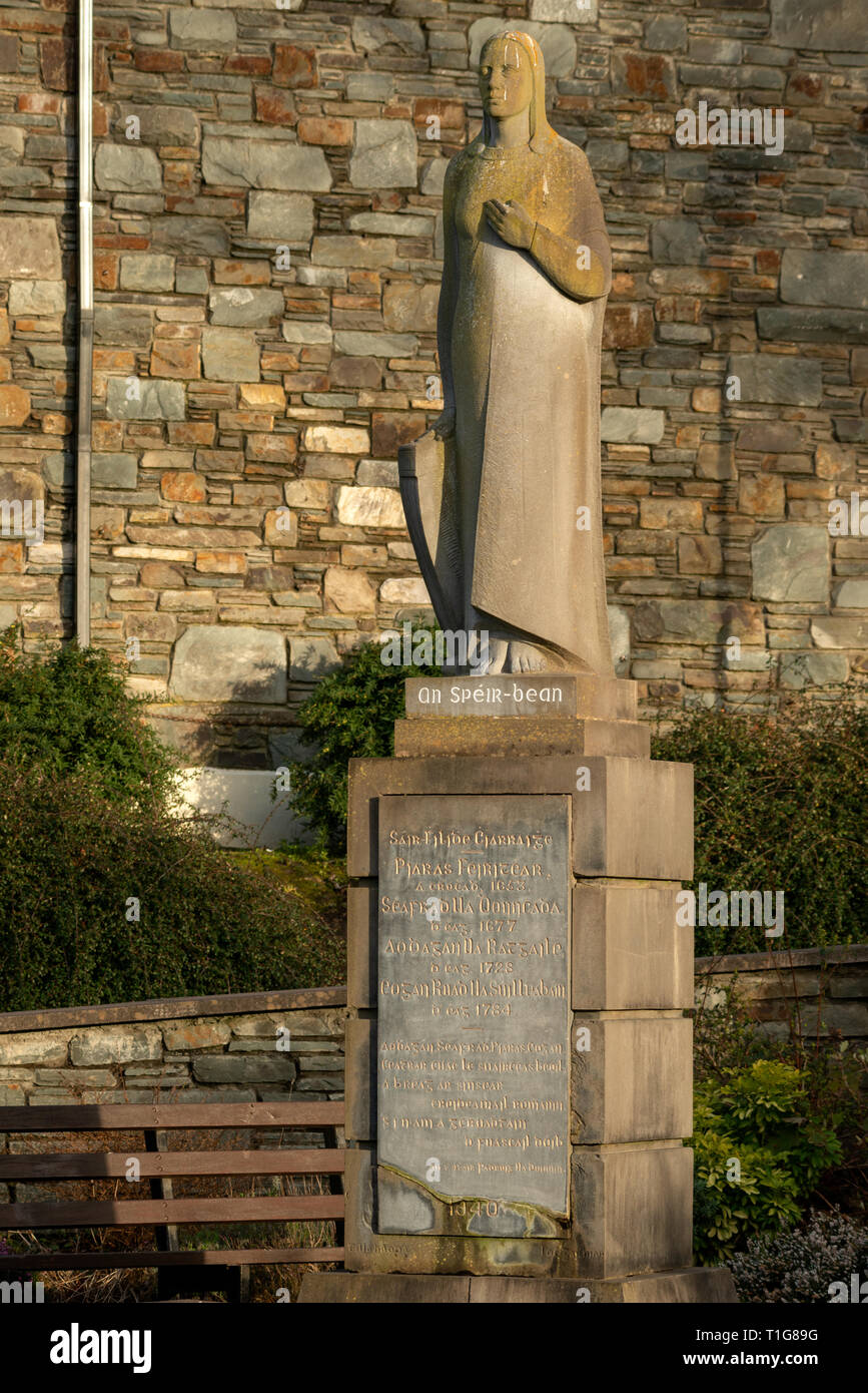La statua del monumento gaelico Muse a Killarney, contea di Kerry, Irlanda Foto Stock
