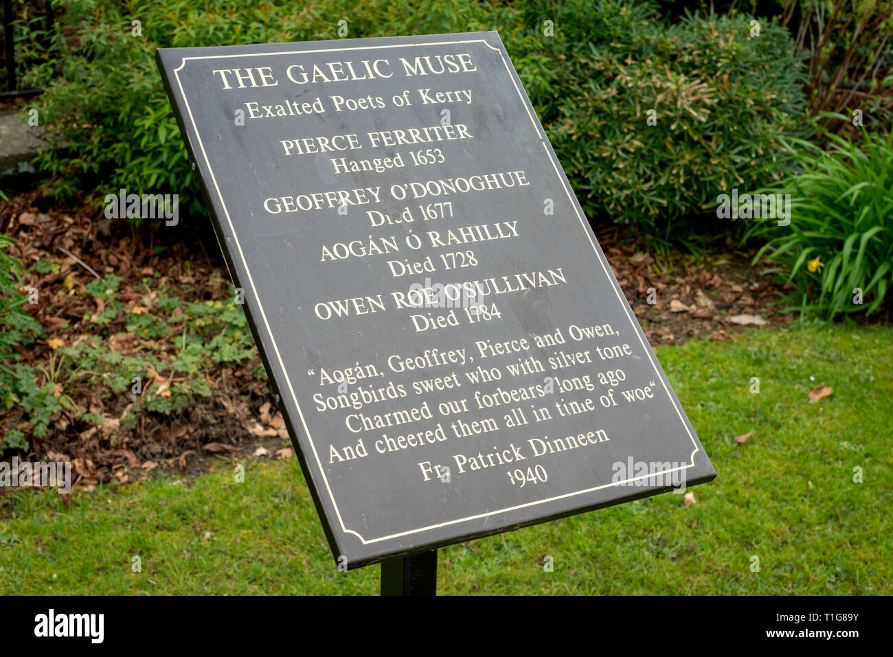 Kerry poeti descrizione placca alla Gaelic Muse statua Killarney County Kerry Irlanda Foto Stock