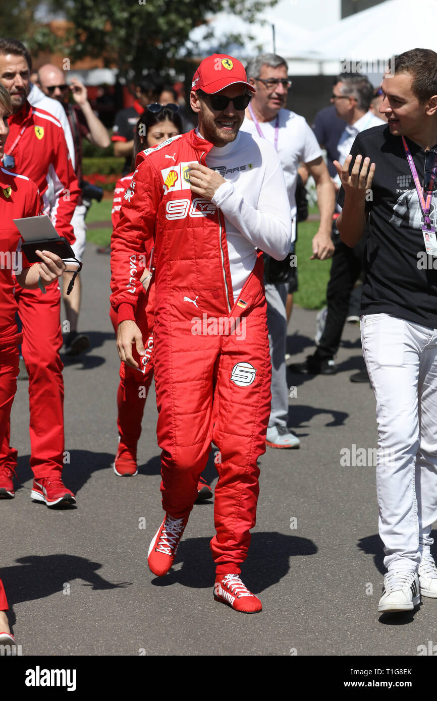 MELBOURNE, Australia - 14 Marzo: il team della Scuderia Ferrari driver Sebastian Vettel passeggiate per il suo driver annuale ritratto il giorno 1 del 2019 Formula 1 Aus Foto Stock