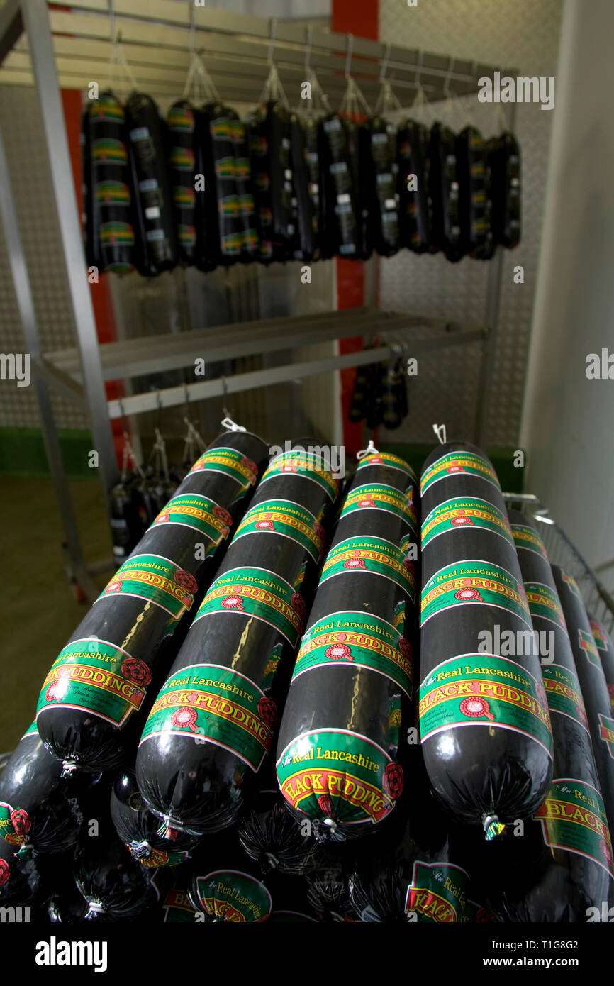 Appena fatta seppellire tradizionale budino nero conservate a R. S. Irlanda nei locali dell a Haslingden, Lancashire, Inghilterra, che la società sta prendendo il Concour du Meilleur Boudin Noir, l'Europa il più prestigioso festival che celebra il budino nero che avviene da 14-16 marzo 2008 in Normandia, Francia. R. S. in Irlanda è stata fondata 50 anni fa e impiega circa 15 persone oltre 300 tonnellate di black pudding ogni anno. Budino nero è stato un gustoso piatto fatto dal sangue animale, fiocchi d'avena, cipolle, grasso, di orzo e di spezie. Foto Stock