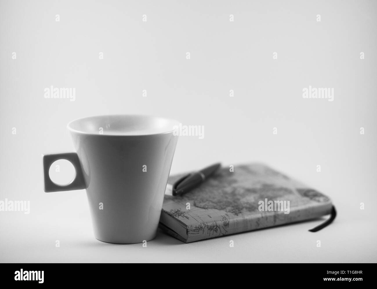 Coffee break durante la scrittura, spazio copia monocromatica Foto Stock