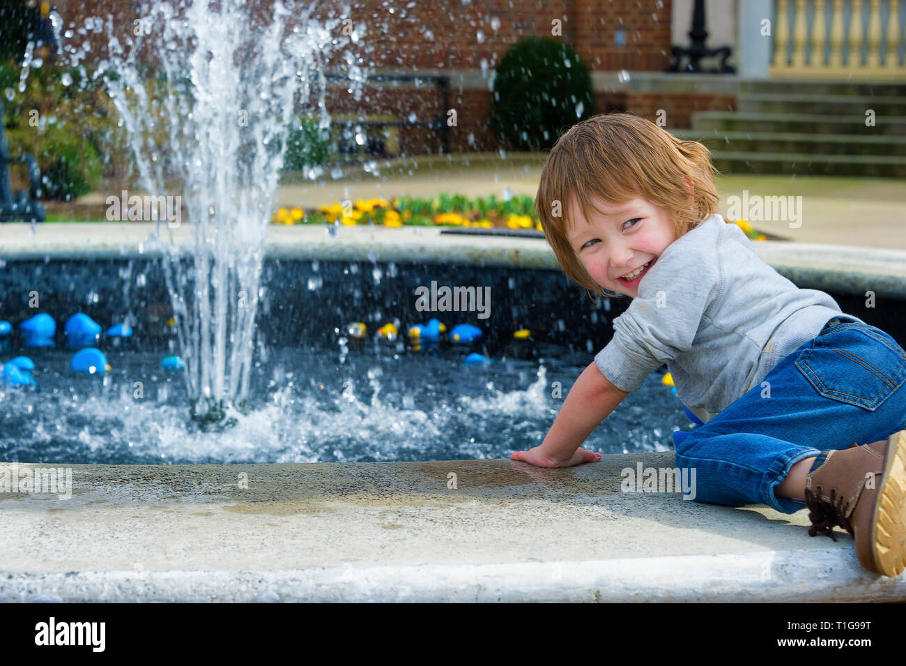 Downtown Franklin, Tennessee, vi è una fontana con un sacco di flottante anatre colorate per giocare con i bambini. Foto Stock