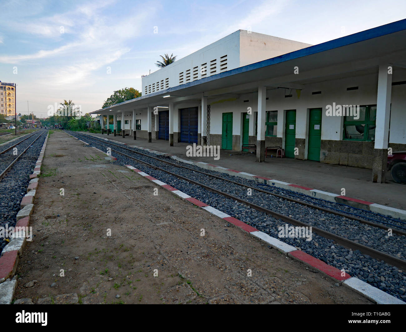 Deserto desolato e piattaforma di Battambang stazione ferroviaria con treni n. Battambang, Cambogia. 04-12-2018. Foto Stock