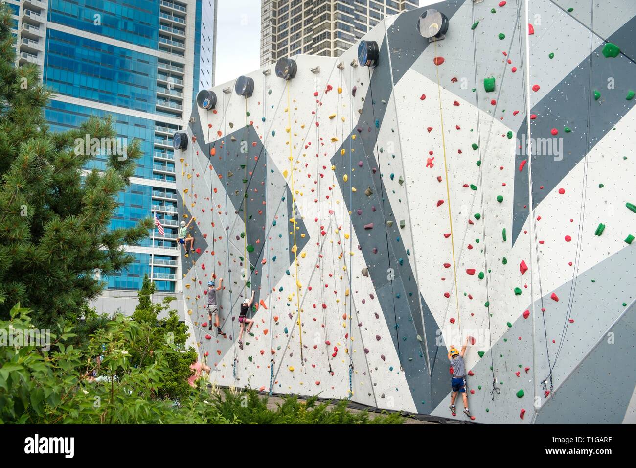 Parete di arrampicata a Maggie Daley Park, a 20 acri di parco pubblico per bambini adiacente al Millennium Park di Chicago, Illinois. Foto Stock