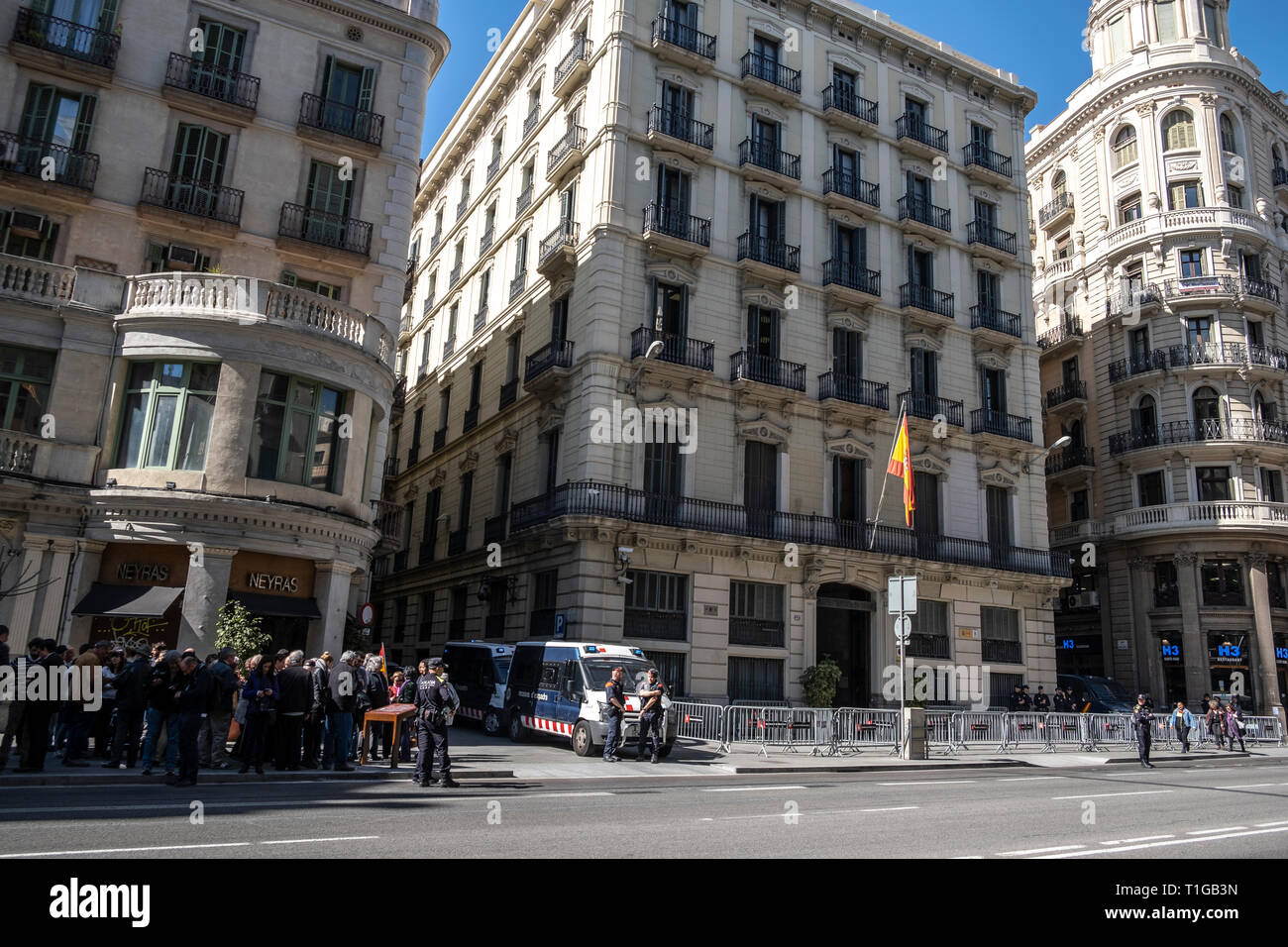 La processione lungo con la lapide commemorativa sono visibili sulla sinistra dell'edificio (centro) della Direzione generale della polizia che è confermata la sua assegnazione ad un nuovo museo della memoria spazio. Organizzato dall'Ateneo Memoría popolare, una placca è stata collocata in memoria di vittime della repressione da parte della polizia politica del generale Franco nei locali della stazione di polizia della polizia nazionale nella Vía Laietana. Un atto che ha avuto la partecipazione della città di Barcellona, precedenti la cessione dell'edificio della stazione di polizia per un futuro museo dello spazio di memoria. Foto Stock