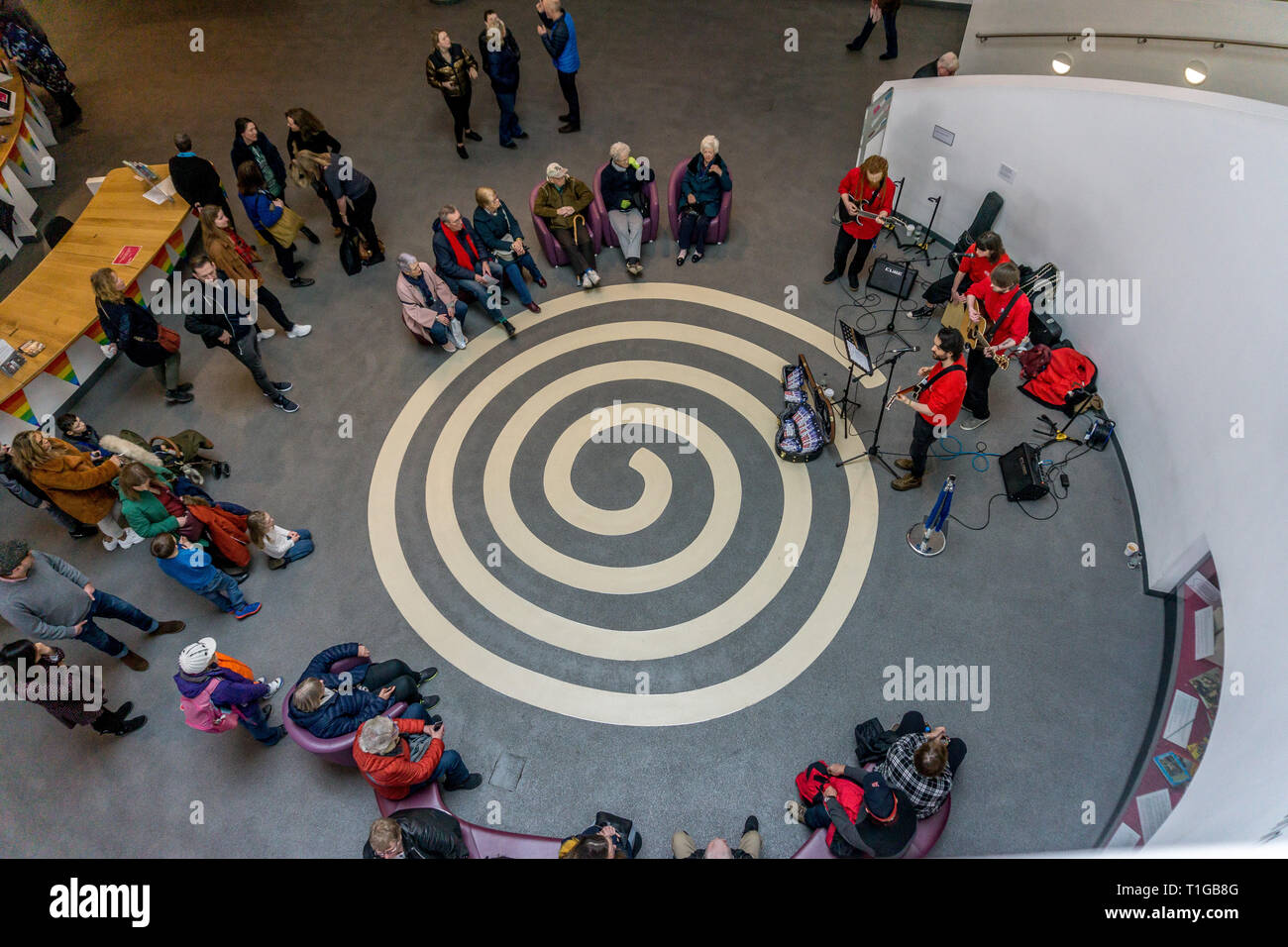 Guardando verso il basso dalla parte superiore della scala a chiocciola presso il Museo di Liverpool, Pierhead, Liverpool waterfront, Liverpool, in Inghilterra, Regno Unito. Foto Stock