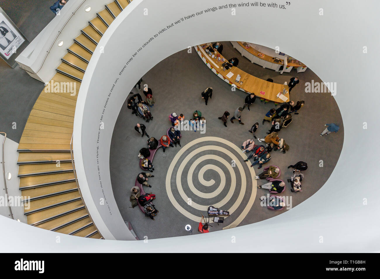 Guardando verso il basso dalla parte superiore della scala a chiocciola presso il Museo di Liverpool, Pierhead, Liverpool waterfront, Liverpool, in Inghilterra, Regno Unito. Foto Stock