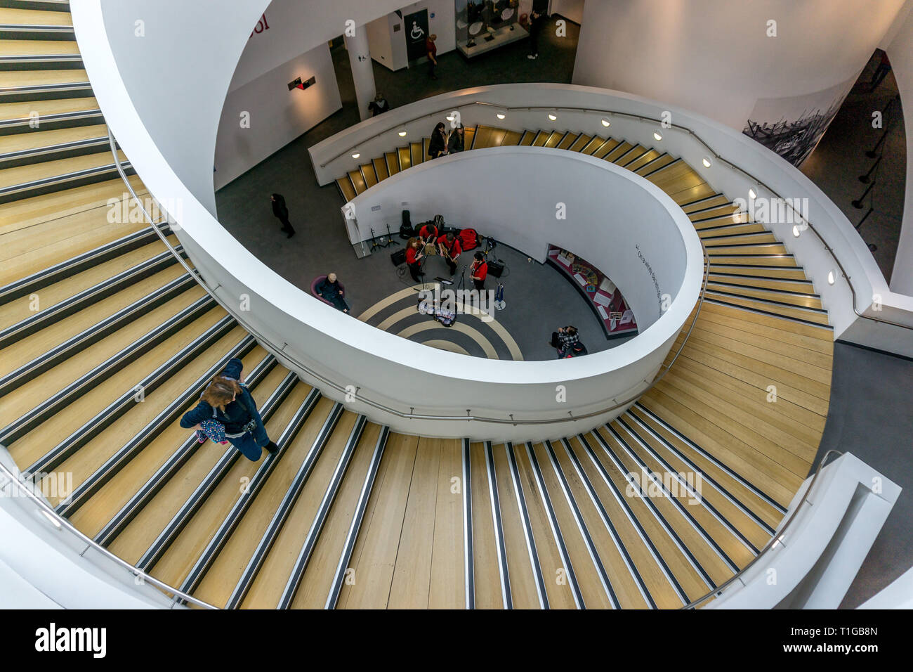 Guardando verso il basso dalla parte superiore della scala a chiocciola presso il Museo di Liverpool, Pierhead, Liverpool waterfront, Liverpool, in Inghilterra, Regno Unito. Foto Stock
