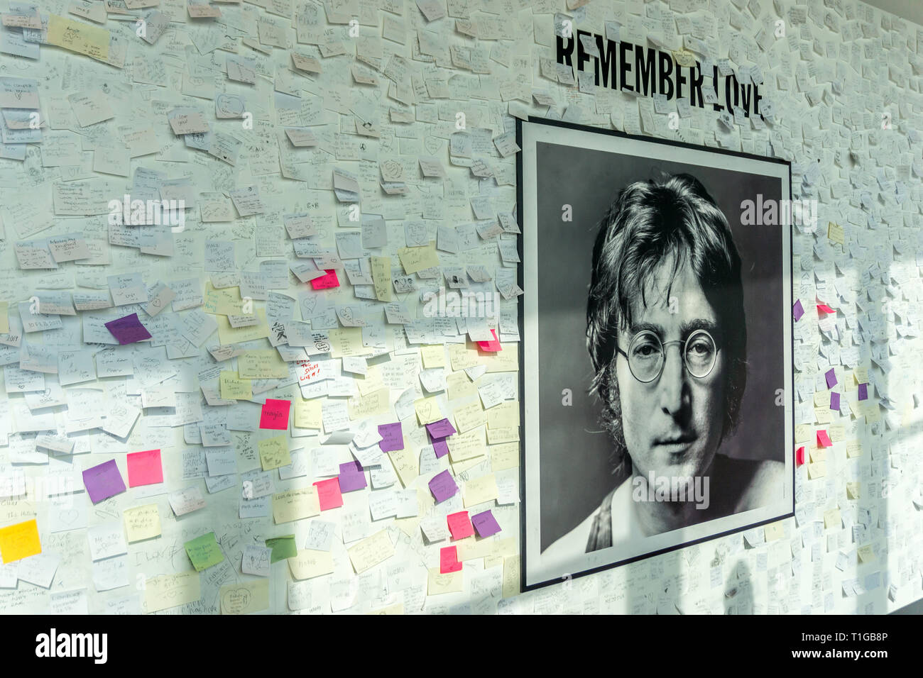 John Lennon in mostra al Museo di Liverpool, Pierhead, Liverpool waterfront, Liverpool, in Inghilterra, Regno Unito. Foto Stock