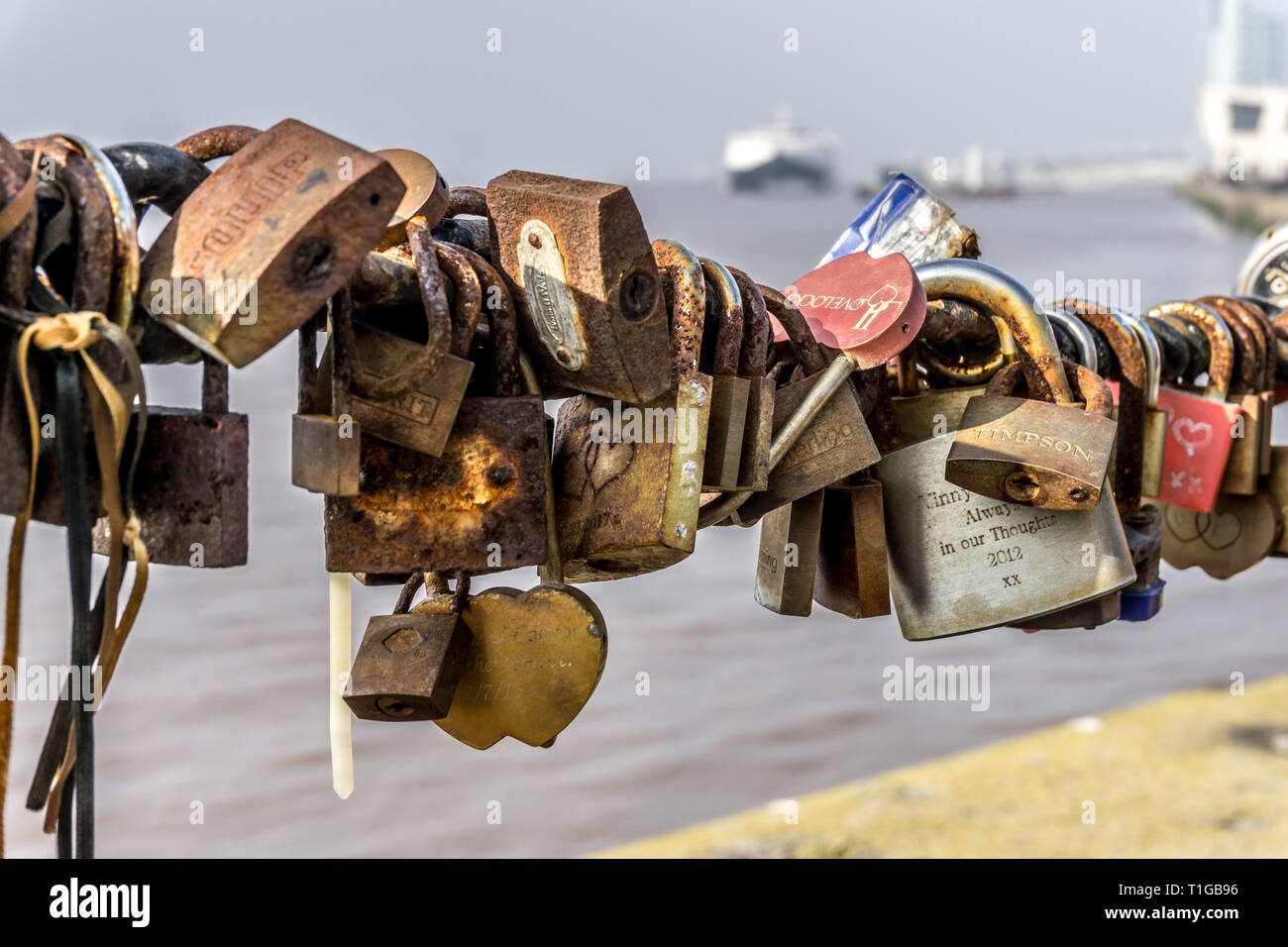 Amore blocca attaccata alla recinzione a Albert Dock Liverpool, in Inghilterra, Regno Unito. Foto Stock