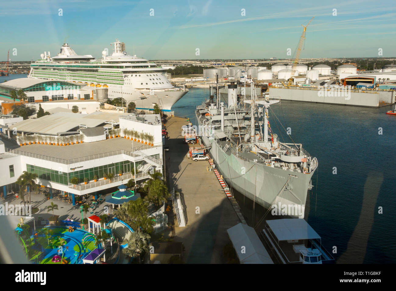 La vittoria di nave America LIberty è un museo liberty nave della II guerra mondiale lo sforzo e si siede in Tampa Florida porto e la nave da crociera docks Foto Stock