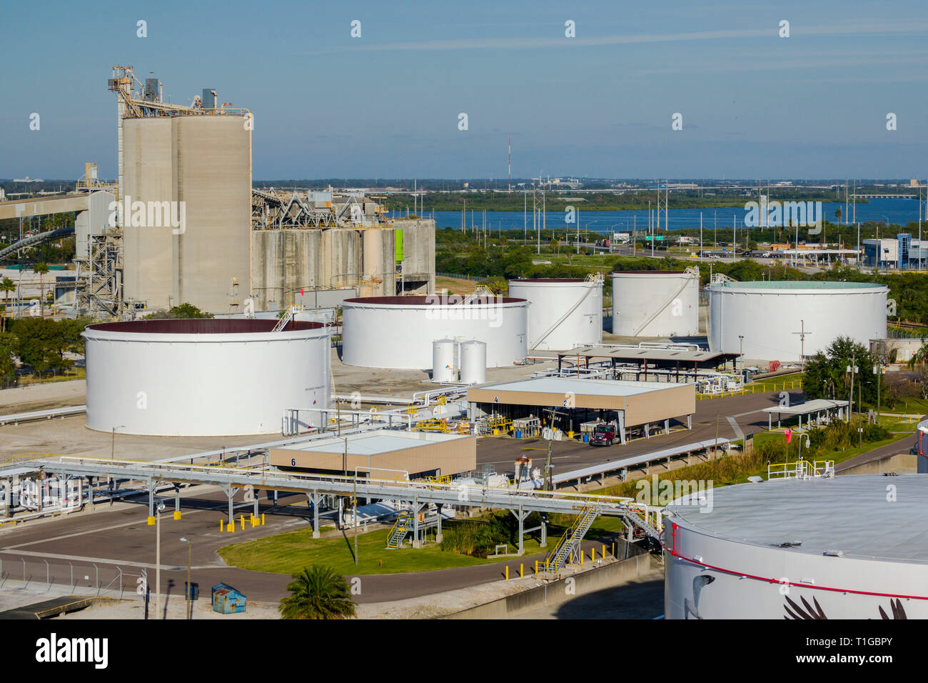Tampa Florida serbatoi dell'olio lungo il fiume Hillsbourough in downtown Tampa Florida Foto Stock