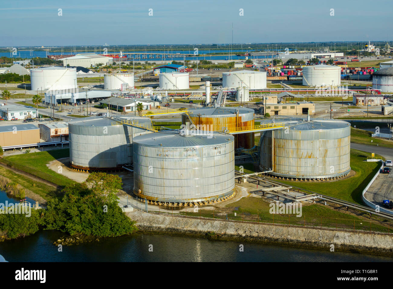 Tampa Florida serbatoi dell'olio lungo il fiume Hillsbourough in downtown Tampa Florida Foto Stock