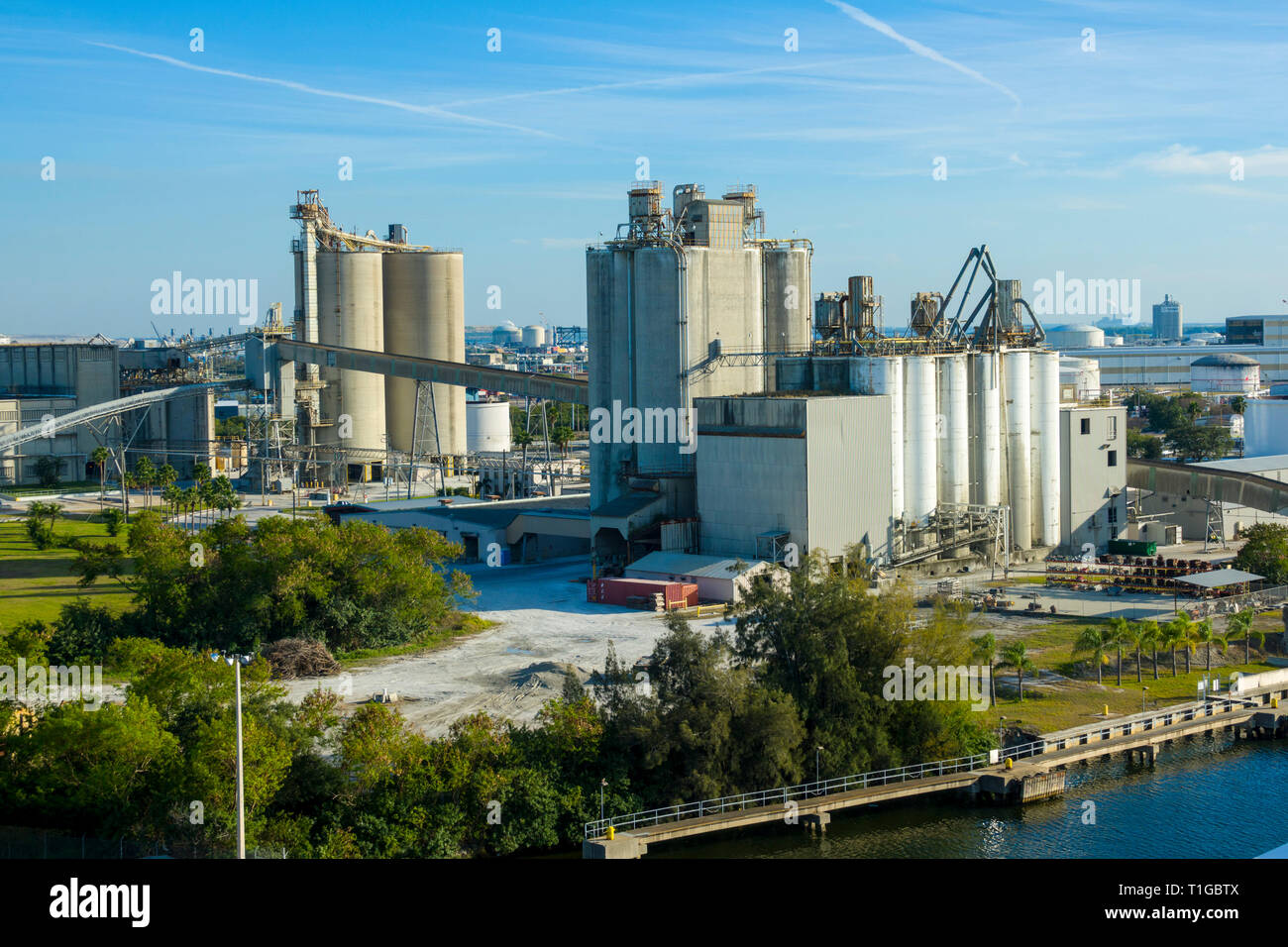 Tampa Florida skyline dal ponte di una partenza nave da crociera sul Fiume Hillsbourough a Tampa Bay Foto Stock