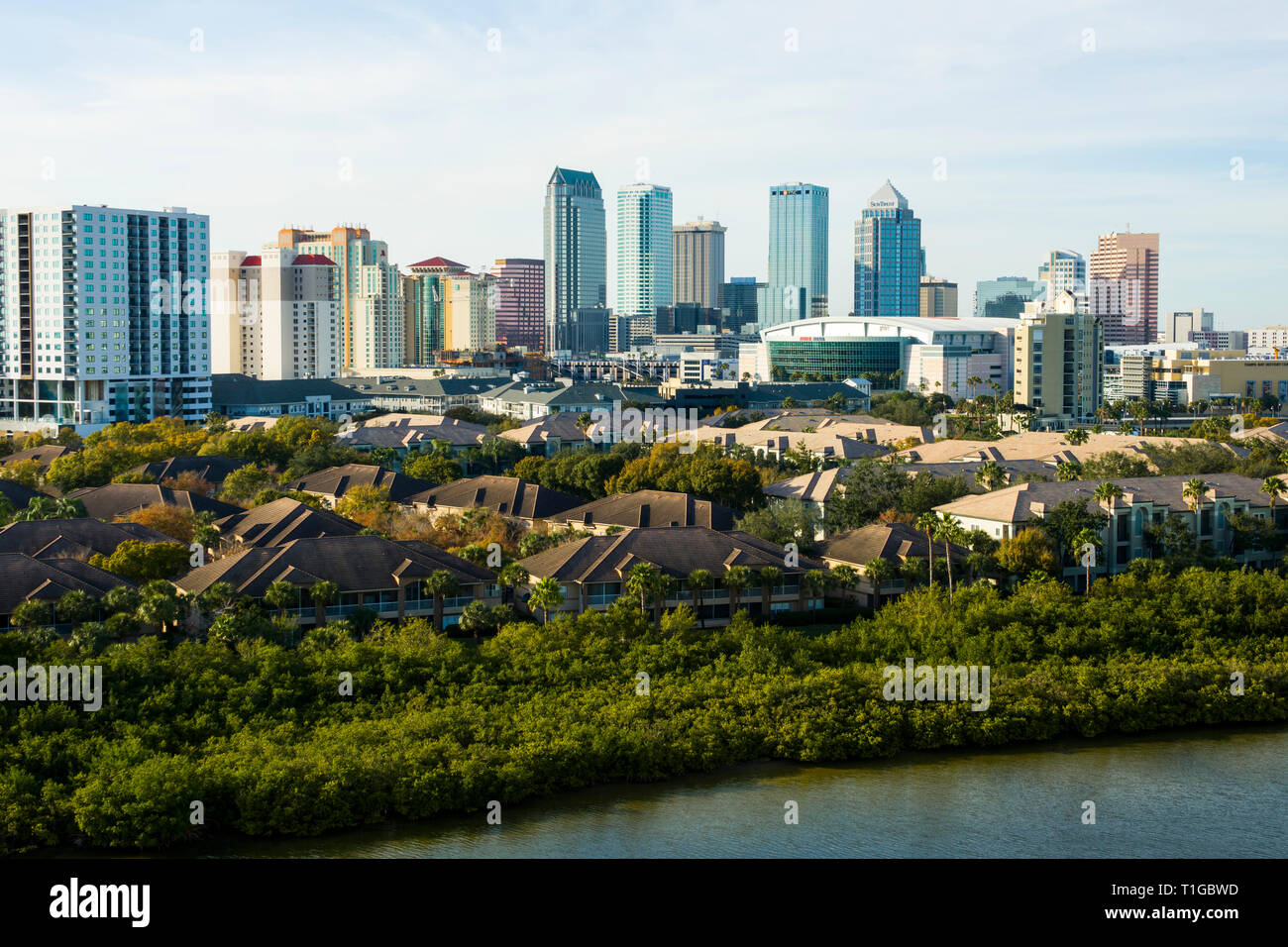 Tampa Florida skyline dal ponte di una partenza nave da crociera sul Fiume Hillsbourough a Tampa Bay Foto Stock