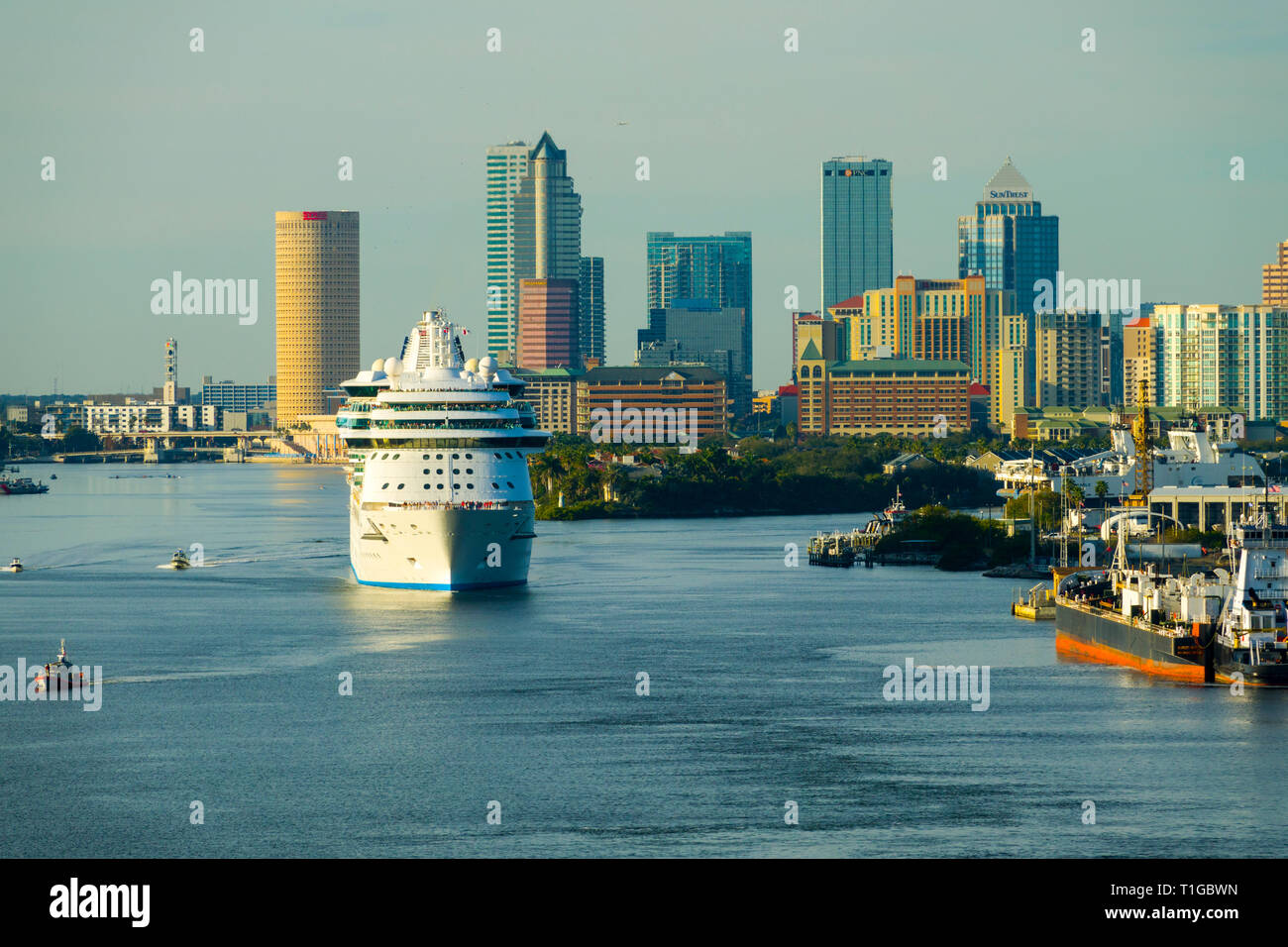 Tampa Florida skyline dal ponte di una partenza nave da crociera sul Fiume Hillsbourough a Tampa Bay con la nave da crociera Royal Caribbean brillantezza di Foto Stock